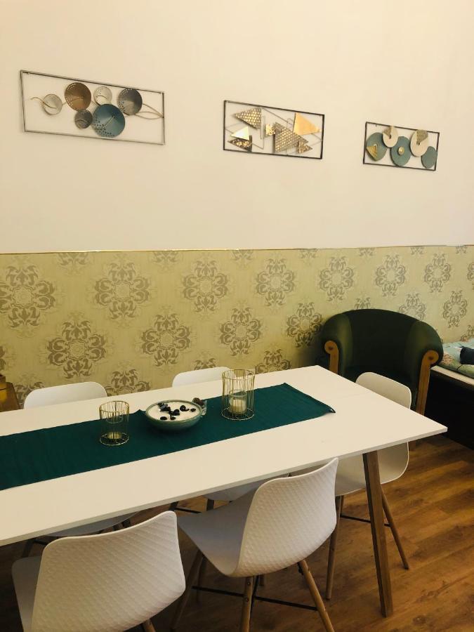 Modern Classic On Kiraly Будапеща Екстериор снимка